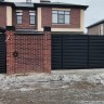 Сдвижные ворота, заполнение жалюзи черного цвета, в стальной раме