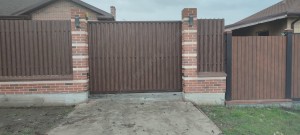 Откатные ворота, заполнение евроштакетник "под дерево"