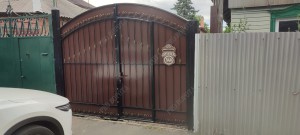 Ворота распашные арочного типа, со встроенной калиткой